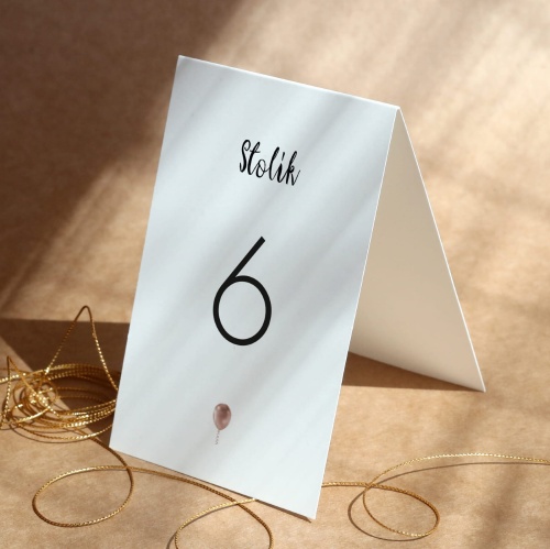 Numerki na stół urodzinowy z różowym balonikiem