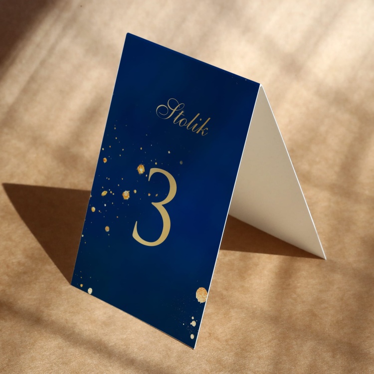 Granatowo-złote numerki na stół urodzinowy