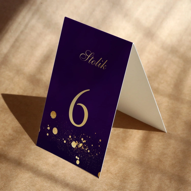 Fioletowo-złote numerki na stół urodzinowy