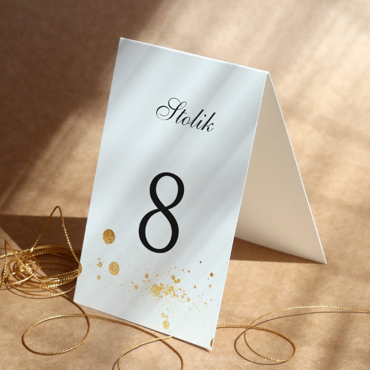 Biało-złote numerki na stół urodzinowy