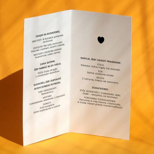 Karty menu na przyjęcie urodzinowe z uroczym stworkiem