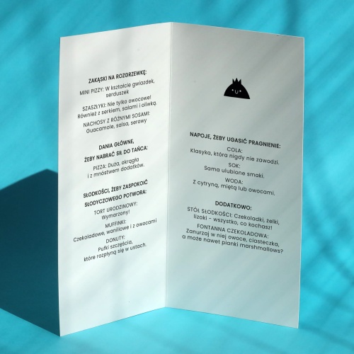 Karty menu na przyjęcie urodzinowe z zadowolonym stworkiem