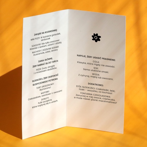 Karty menu na przyjęcie urodzinowe z wyluzowanym stworkiem