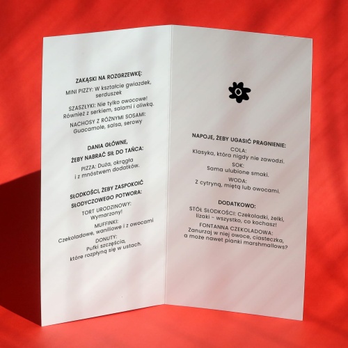 Karty menu na przyjęcie urodzinowe z siedzącym stworkiem