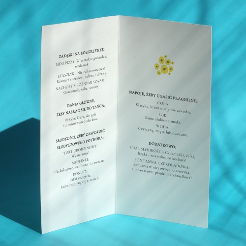 Karty menu na przyjęcie urodzinowe z niebieskim kwiatkiem