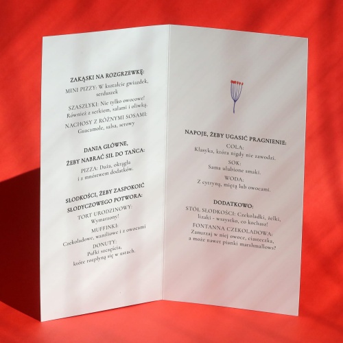 Karty menu na przyjęcie urodzinowe z czerwonym kwiatuszkiem