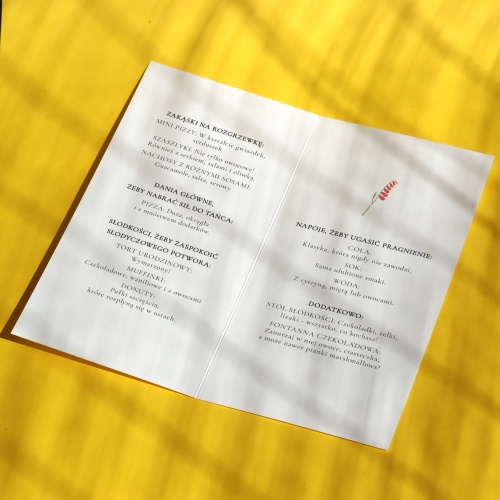 Karty menu na przyjęcie urodzinowe z czerwoną różą