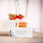 Komunijne winietki na stół z białymi kwiatami