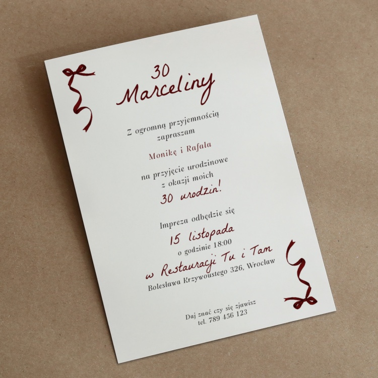 Słodkie zaproszenia z burgundową kokardką na 30