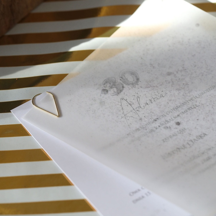 Zaproszenia z srebrnym brokatem na 30 urodziny