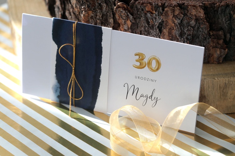 Granatowe zaproszenia na 30 urodziny