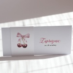 Zaproszenia na 40 z rozkoszną, różową kokardką i wisienkami