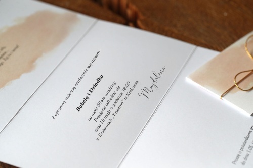 Pastelowo różowe zaproszenia na 50 urodziny