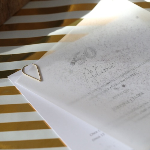 Zaproszenia z srebrnym brokatem na 50 urodziny