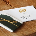 Eleganckie, zielone zaproszenia na 50 urodziny