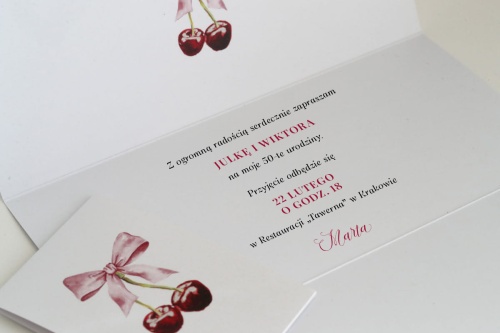 Zaproszenia urodzinowe z rozkoszną, różową kokardką i wisienkami