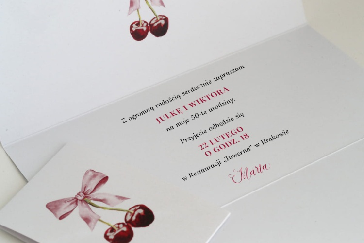 Zaproszenia urodzinowe z rozkoszną, różową kokardką i wisienkami