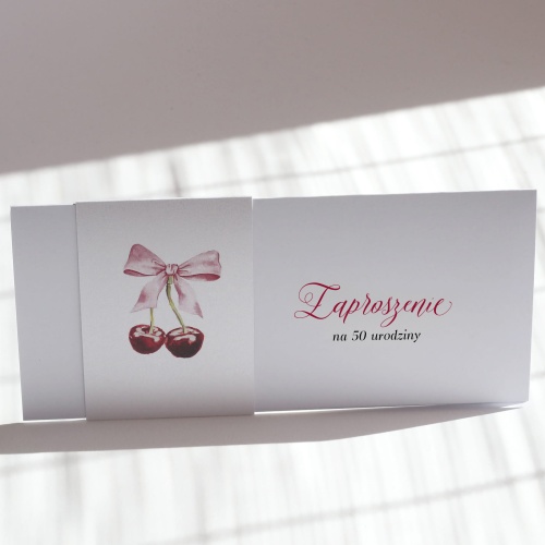 Zaproszenia urodzinowe z rozkoszną, różową kokardką i wisienkami