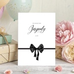 Zaproszenia na 18 urodziny z elegancką, czarną kokardą