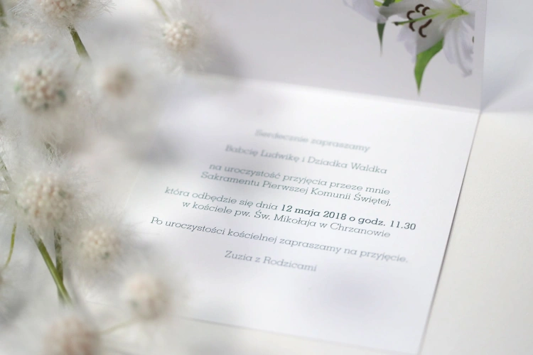 Eleganckie zaproszenia na komunię lilia