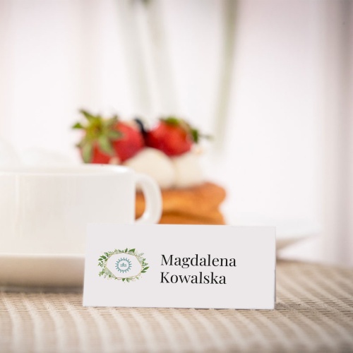 Eleganckie winietki na komunię z zielonymi liśćmi