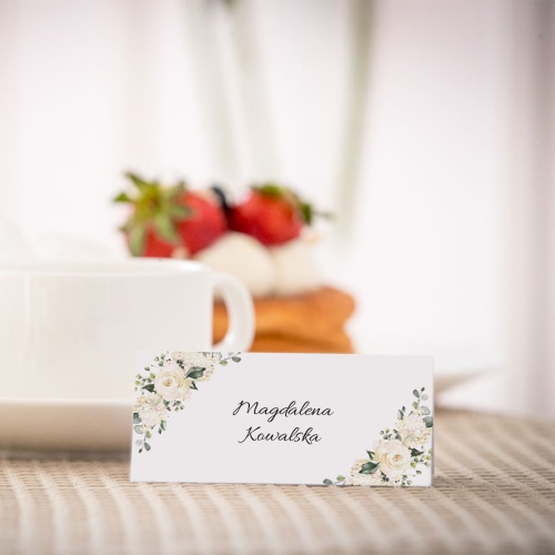 Winietki na komunię z delikatnymi białymi różami