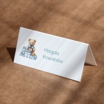 Winietki niebieskie z misiem wśród prezentów