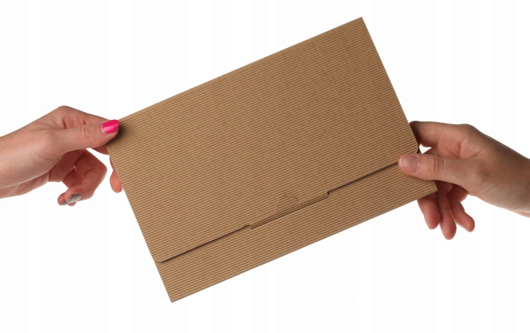 opakowanie w dłoniach