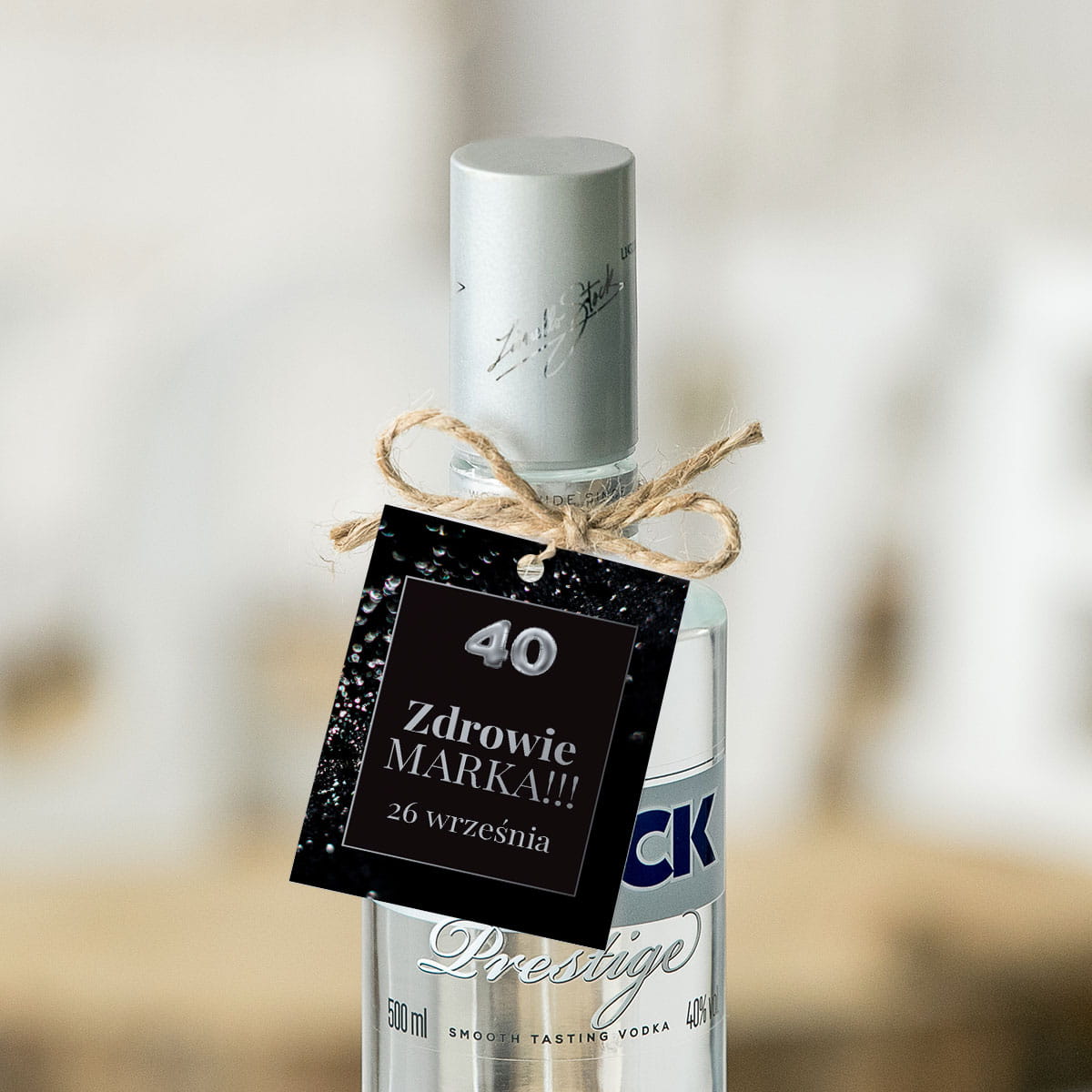 Zestaw eleganckich czarnych zawieszek na wódkę ze srebrnymi elementami