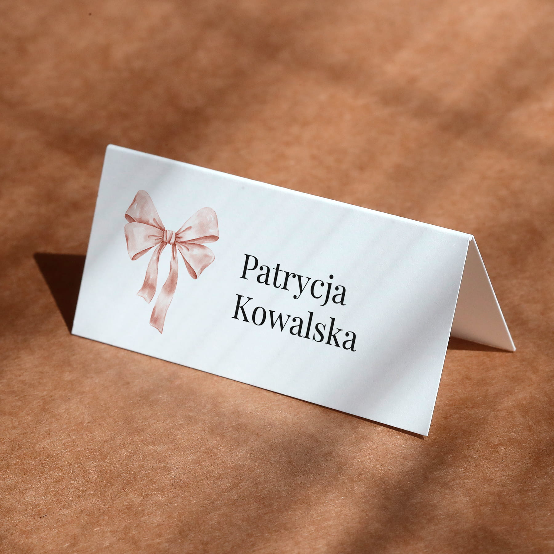 Delikatne winietki urodzinowe z kokardą