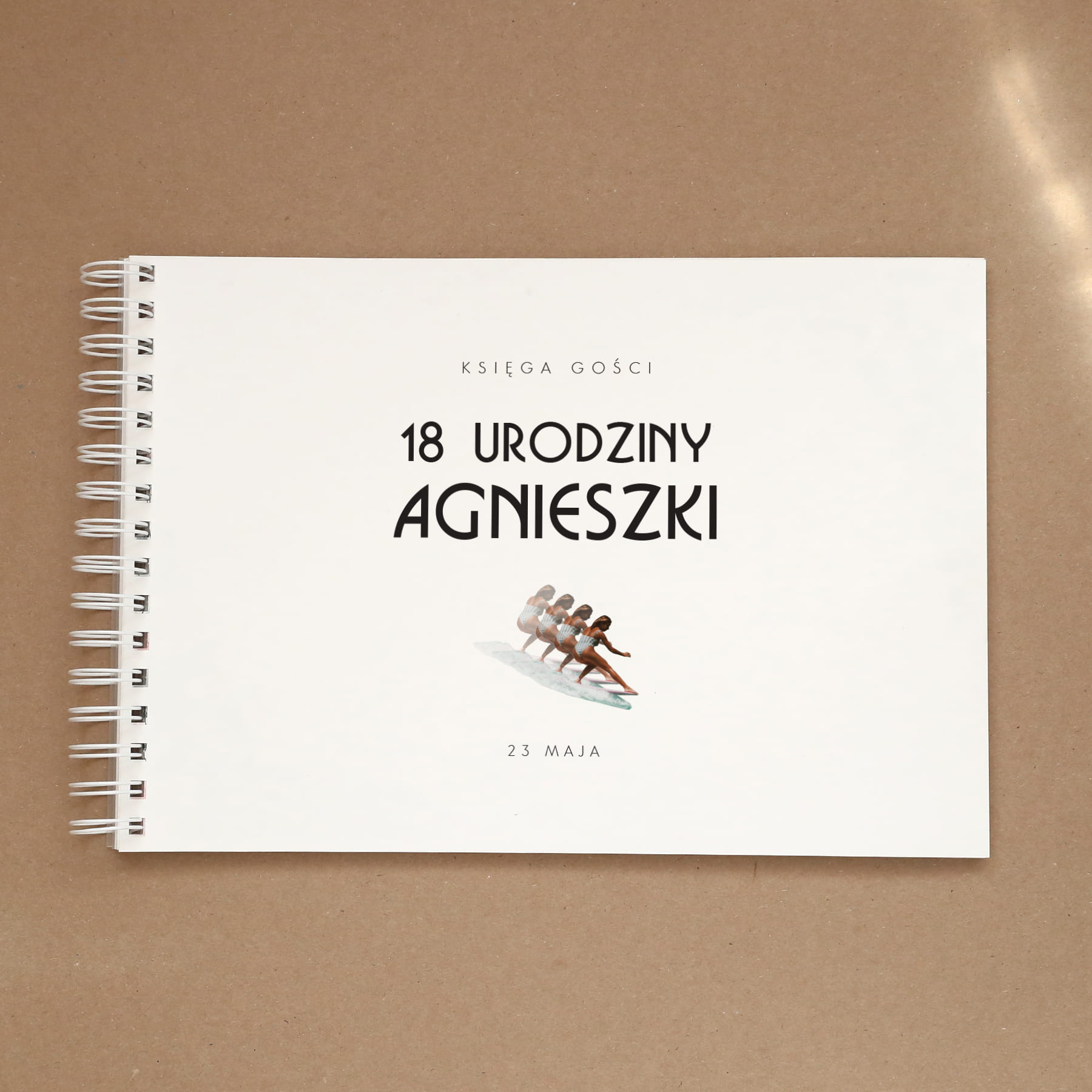 Księga gości w stylu retro na przyjęcie urodzinowe - okładka z przodu