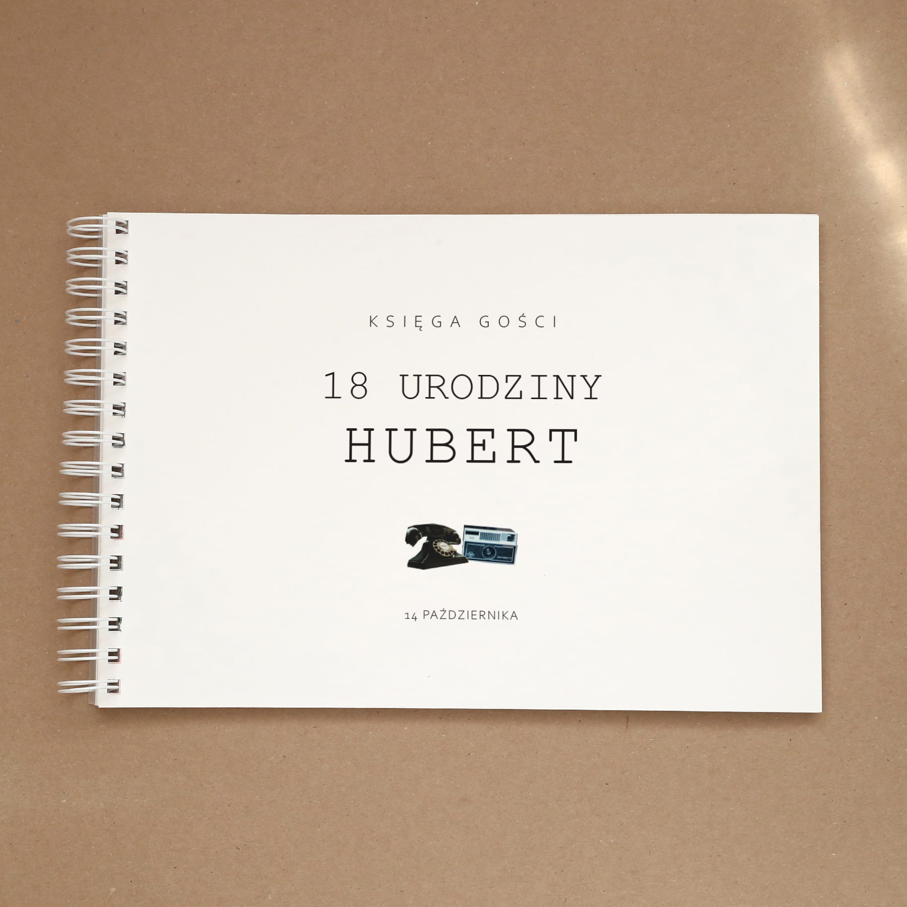 Księga gości w stylu retro na przyjęcie urodzinowe - okładka z przodu