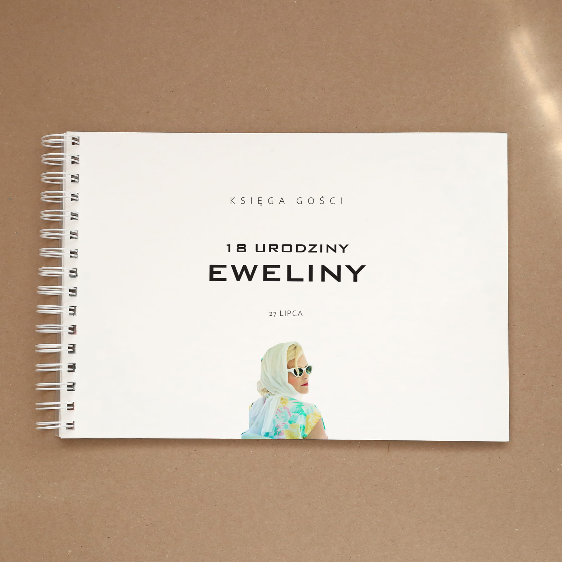 Księga gości w pozytywnym stylu retro na przyjęcie urodzinowe - okładka z przodu