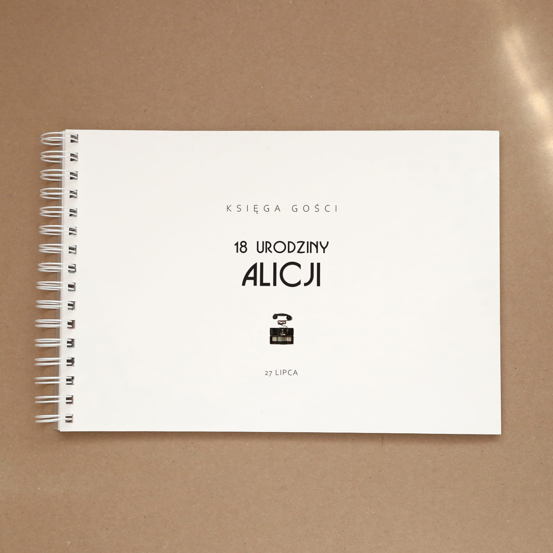 Księga gości w stylu retro na przyjęcie urodzinowe- okładka z przodu