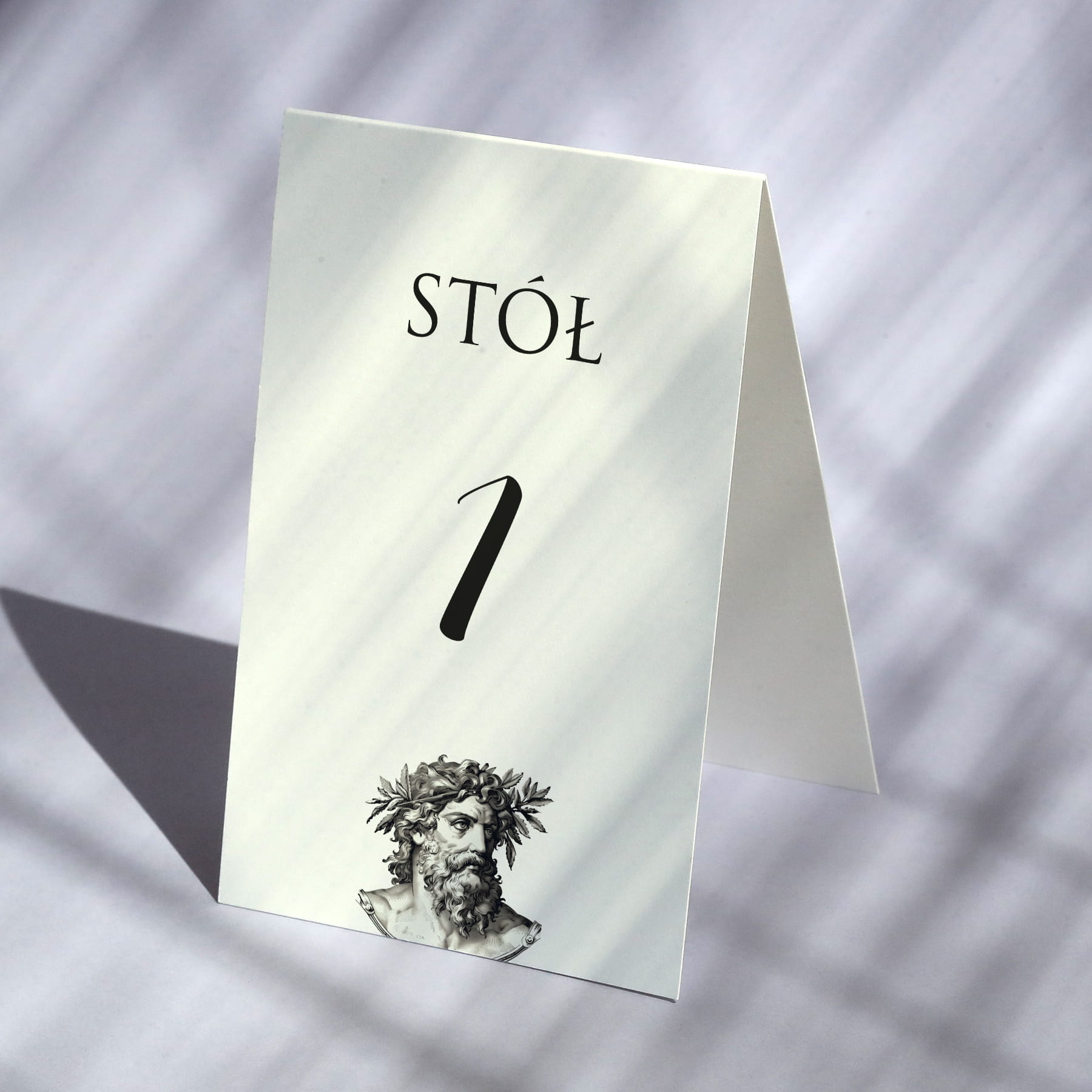 Vintage numerki na stół urodzinowy z antyczną postacią