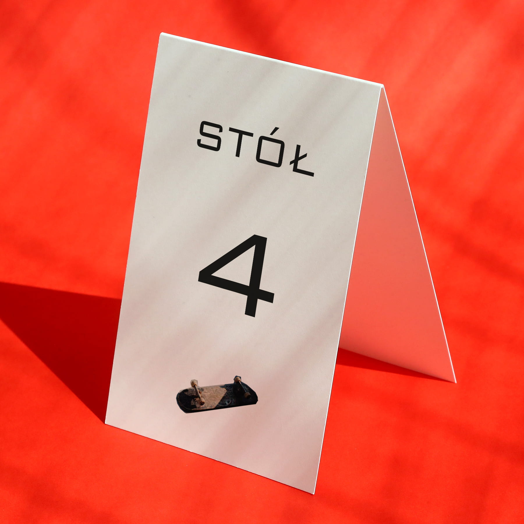 Numerki na stół urodzinowy z deskorolką