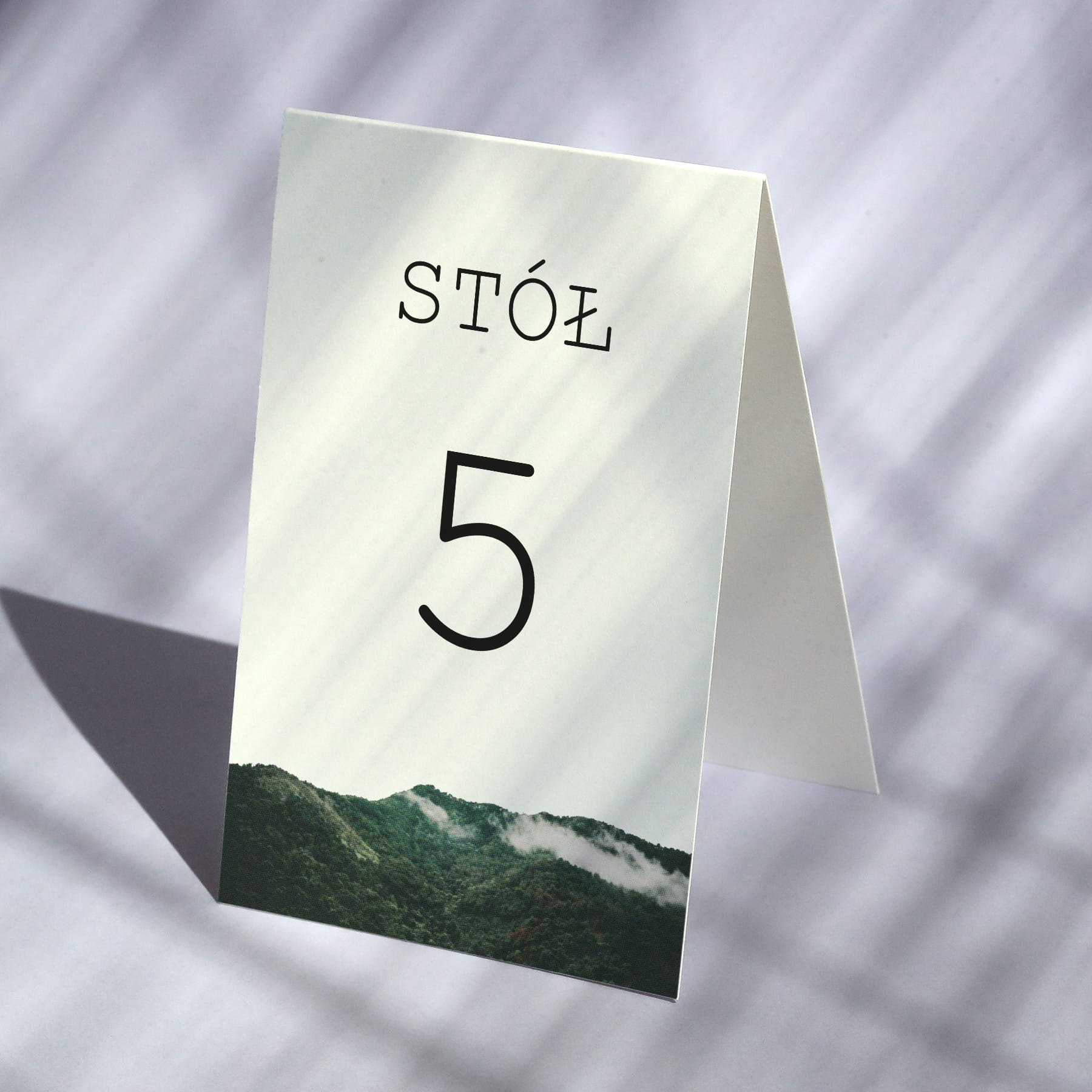 Numerki na stół urodzinowy w stylu retro z górami