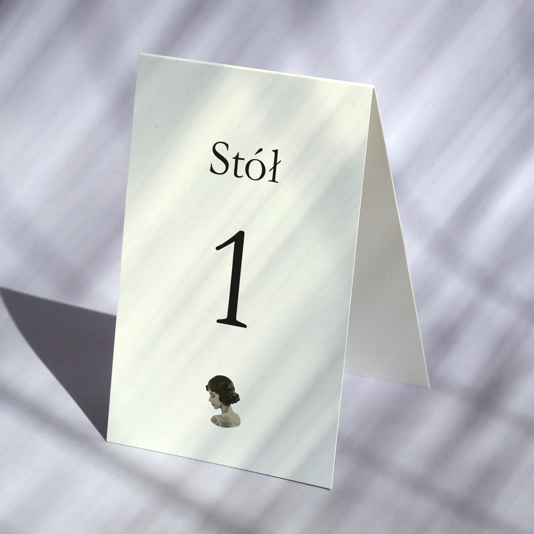 Minimalistyczne numerki na stół urodzinowy w stylu vintage