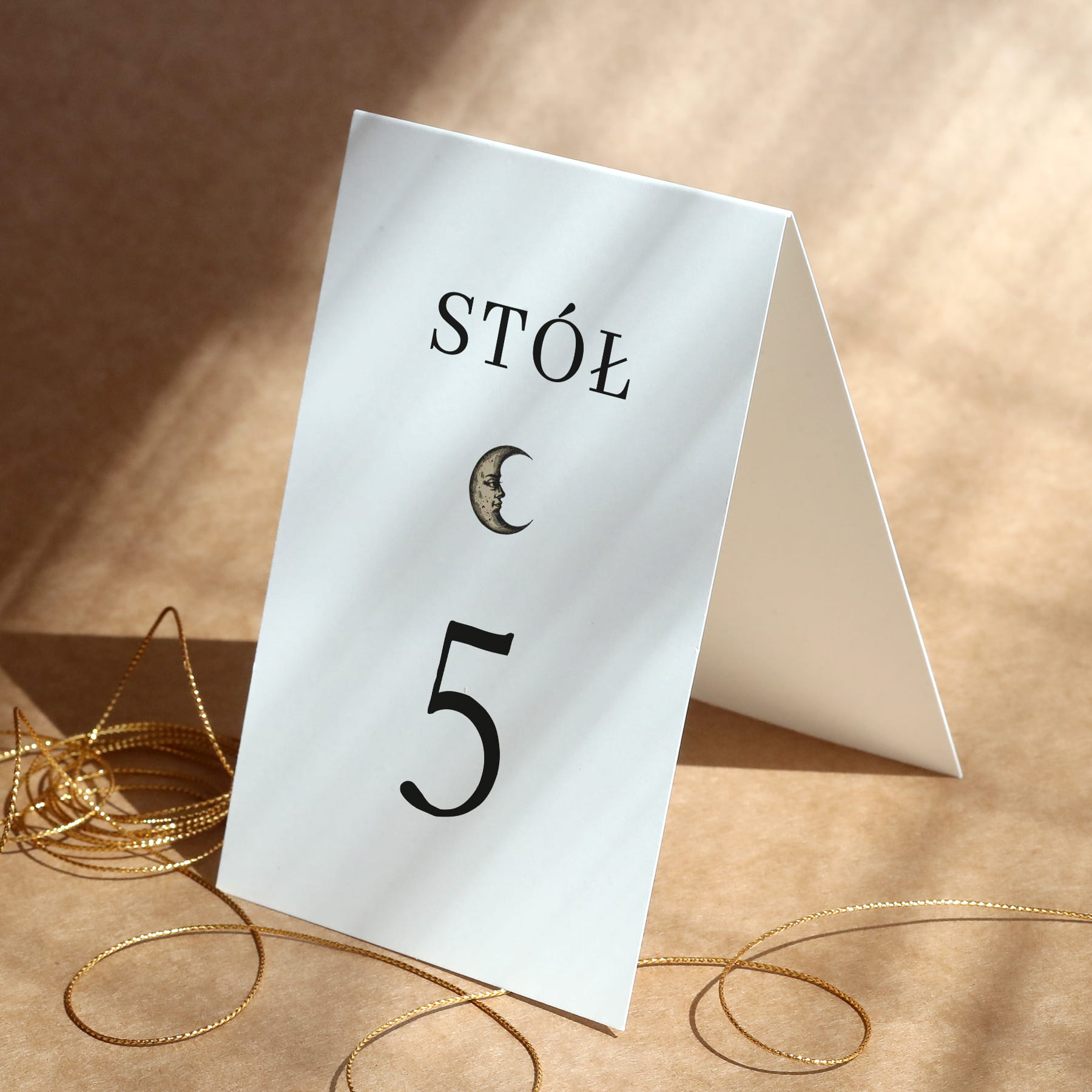 Minimalistyczne numerki na stół urodzinowy w stylu vintage