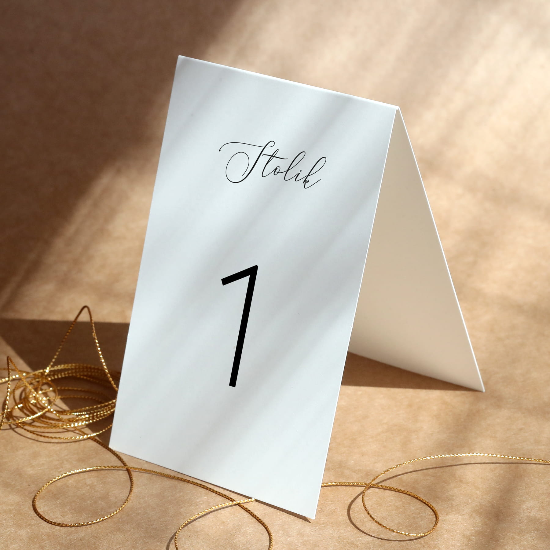 Minimalistyczne numerki na stół urodzinowy