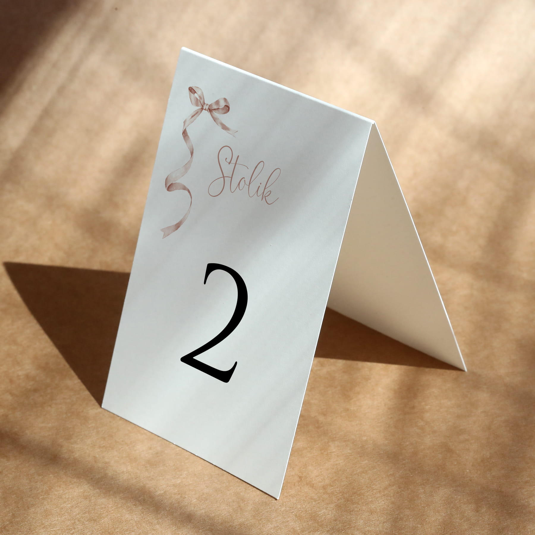 Numerki na stół urodzinowy z delikatną wstążką