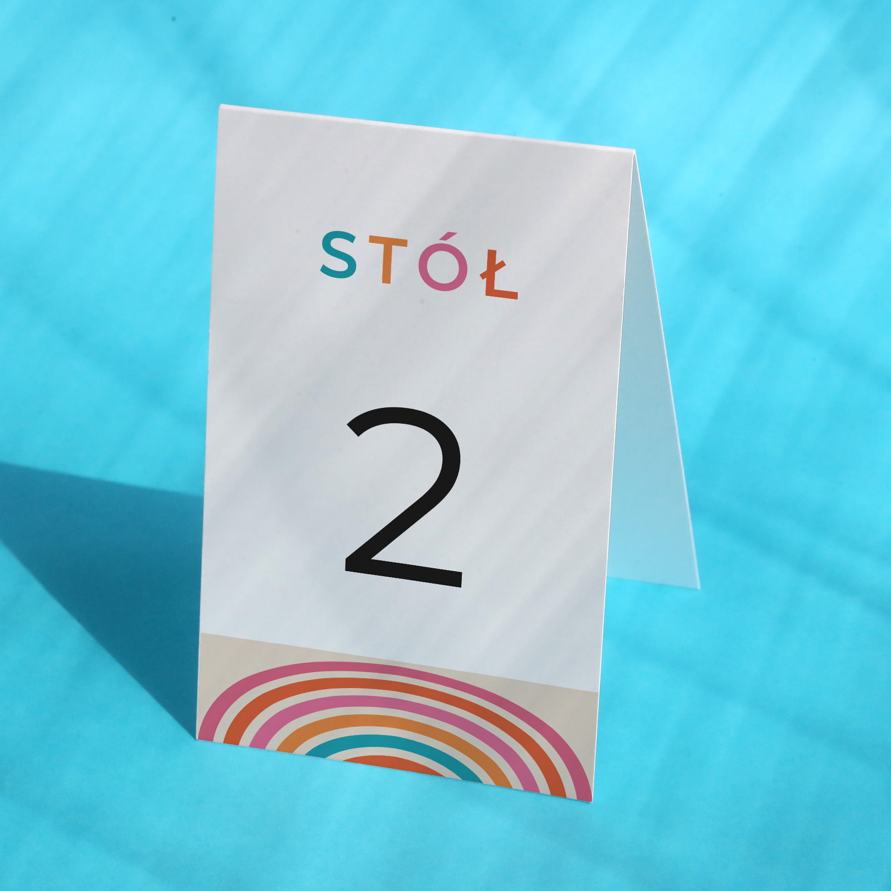 Numerki na stół urodzinowy z kolorowymi paskami