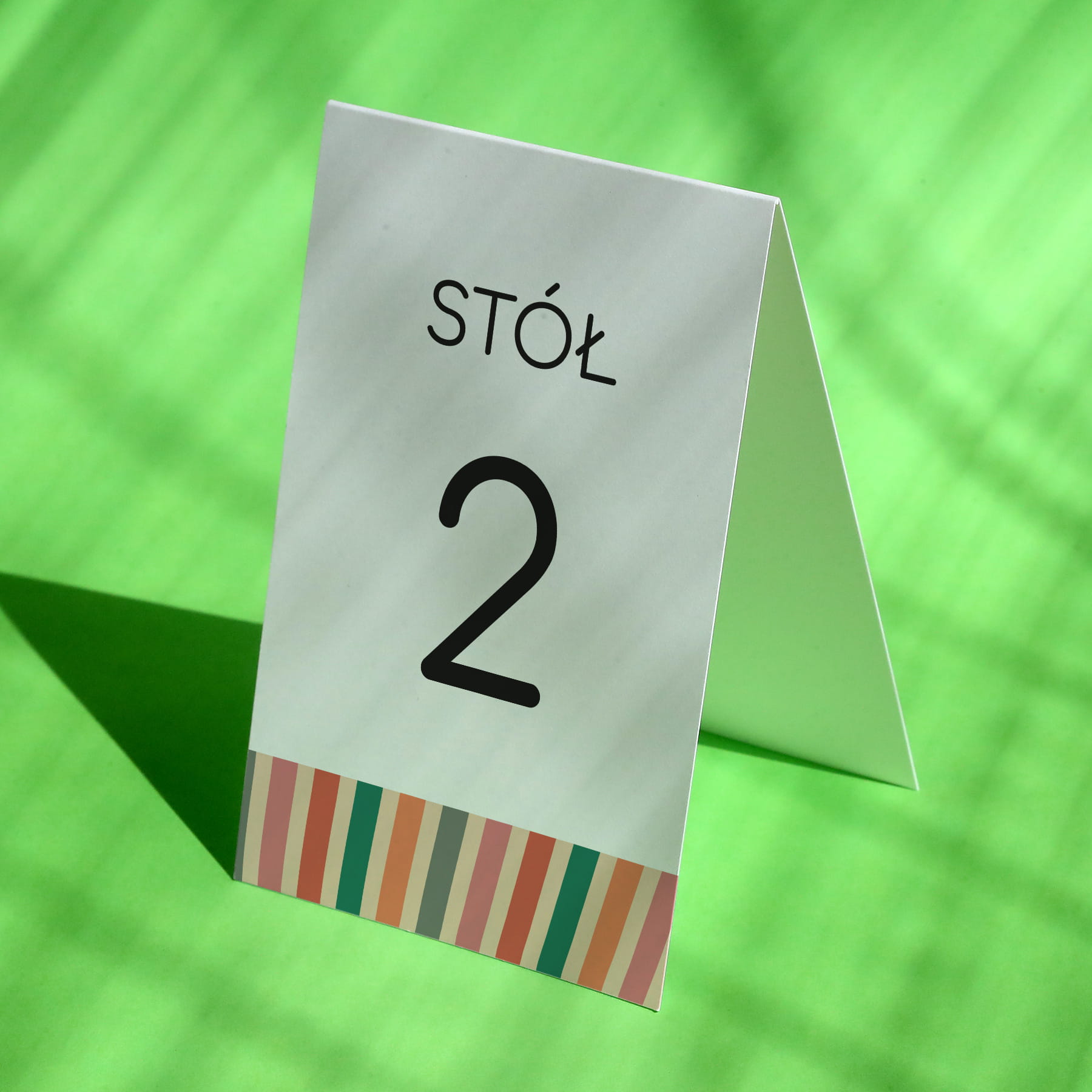Numerki na stół urodzinowy z kolorowymi paskami