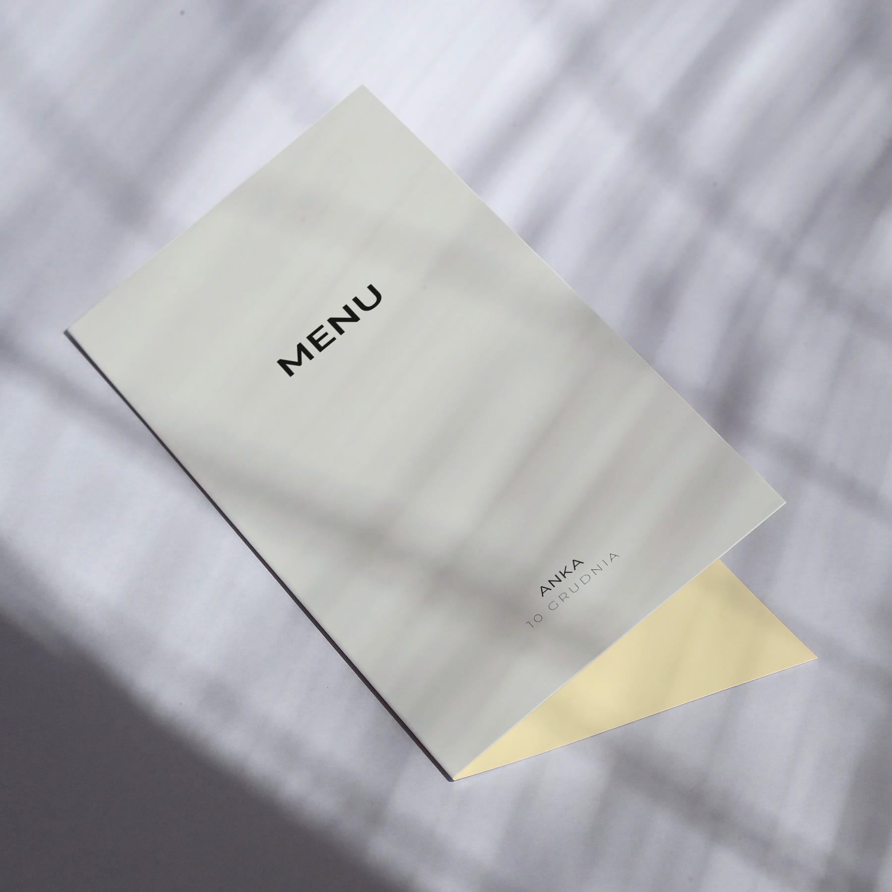 Karty menu na przyjęcie z kolorowym wzorkiem- okładka