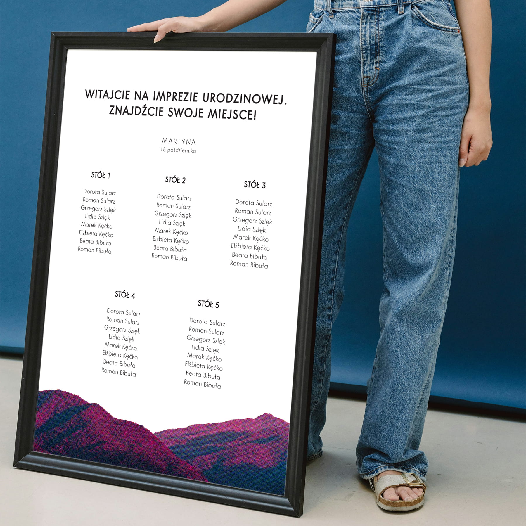 Retro plan stołu urodzinowego z fioletowymi górami