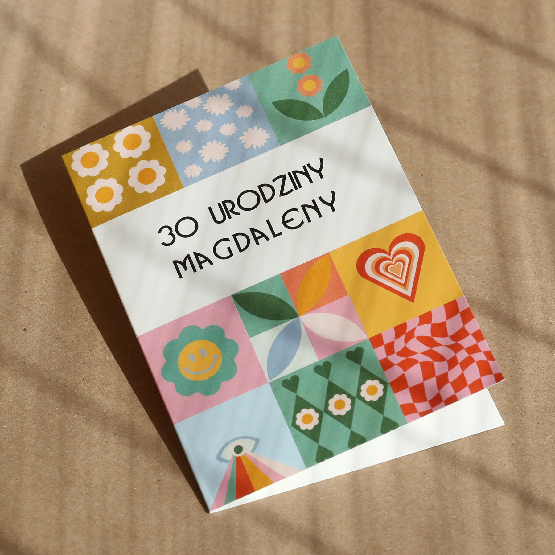 Kolorowe zaproszenia urodzinowe z radosną moaziką