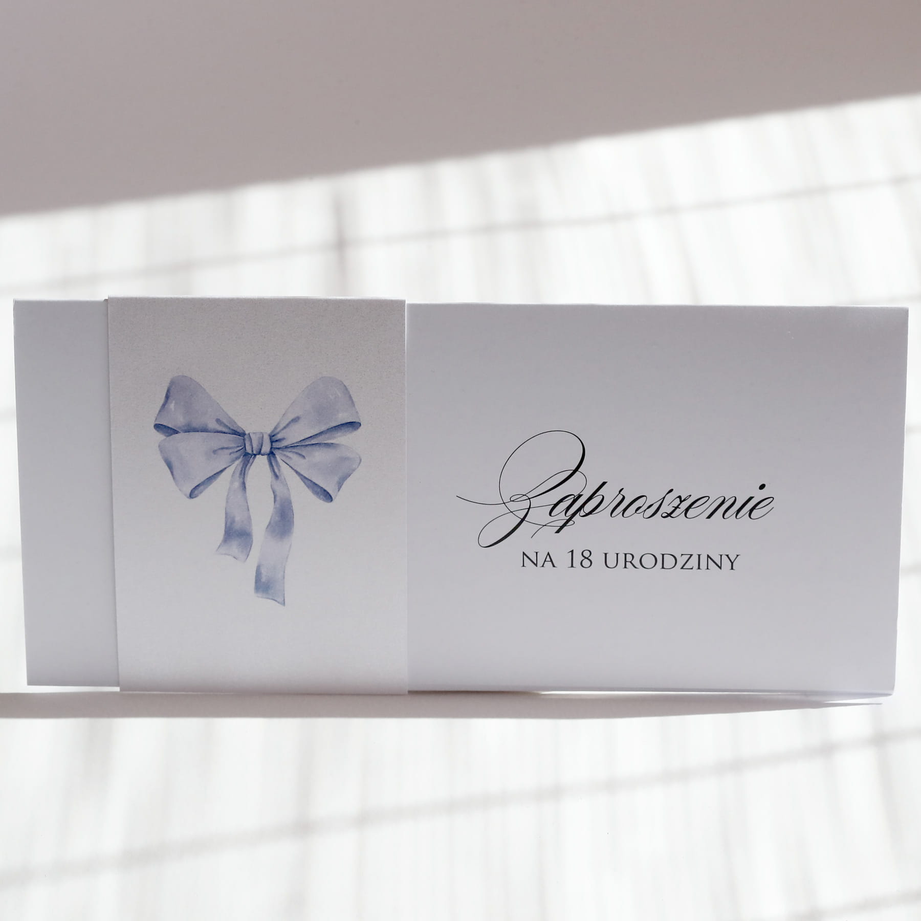 Zaproszenia urodzinowe z rozkoszną, niebieską kokardką