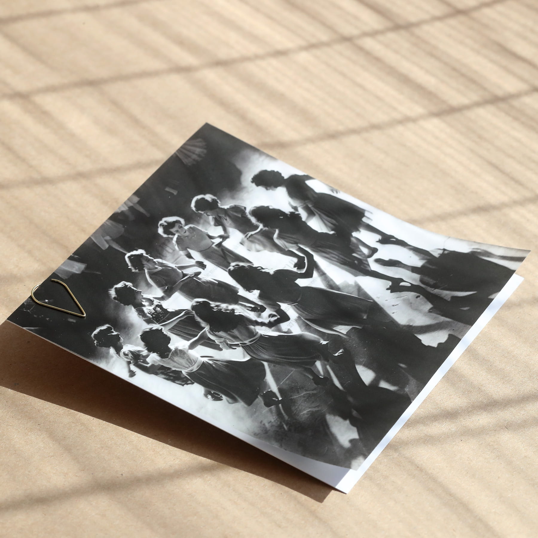 Zaproszenia urodzinowe w stylu vintage z ozdobną kalką