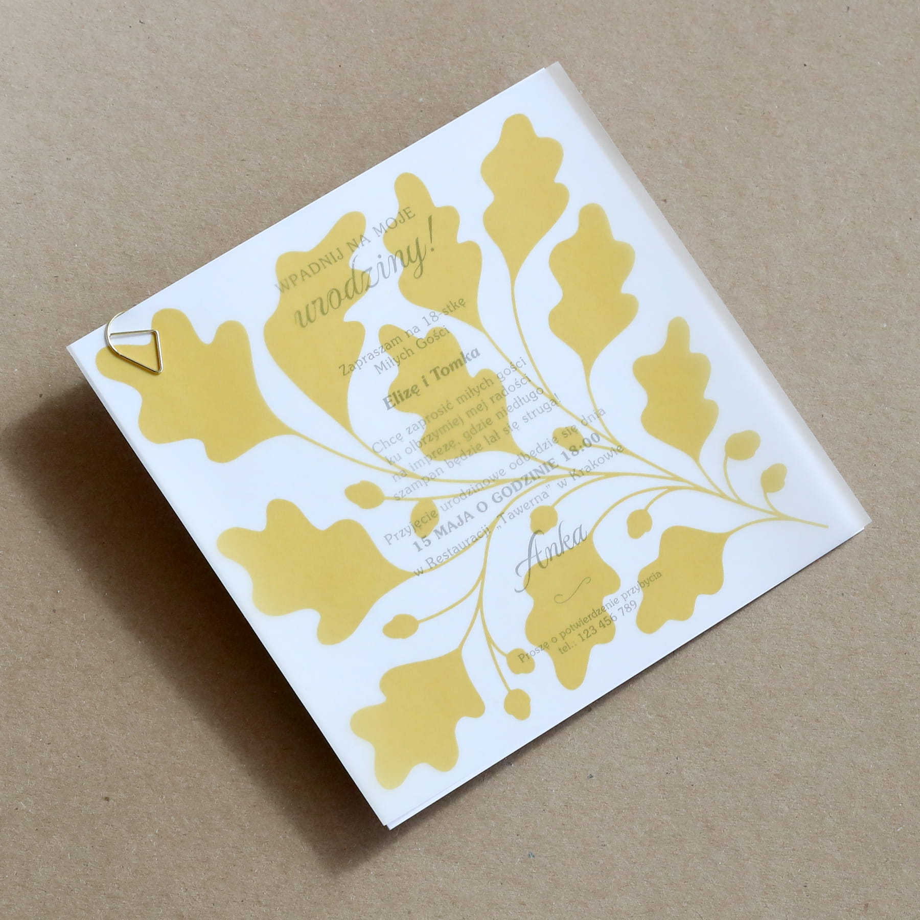 Żółte zaproszenia urodzinowe z ozdobną kalką