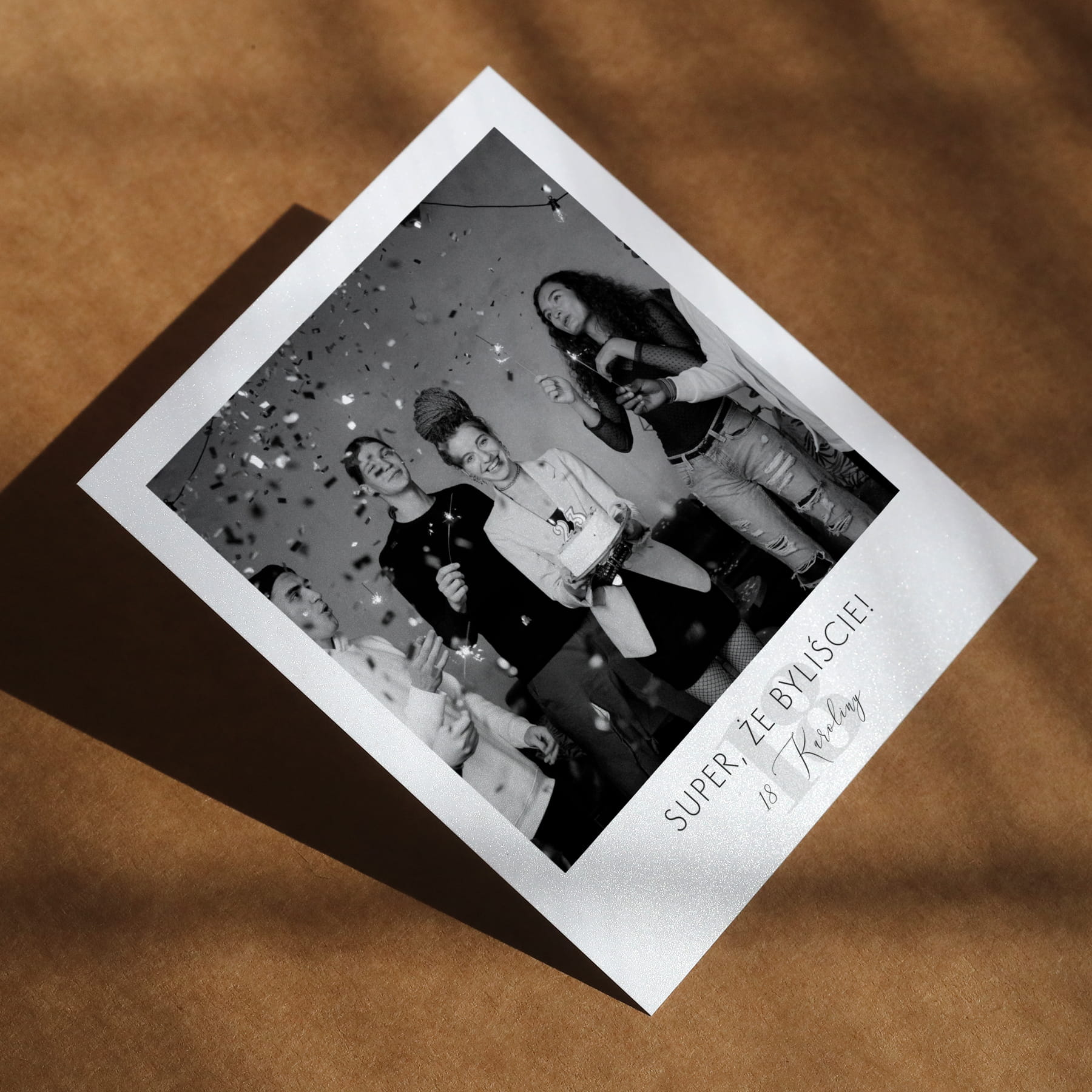 Polaroid podziękowanie dla gości - minimalistyczna liczba urodzin